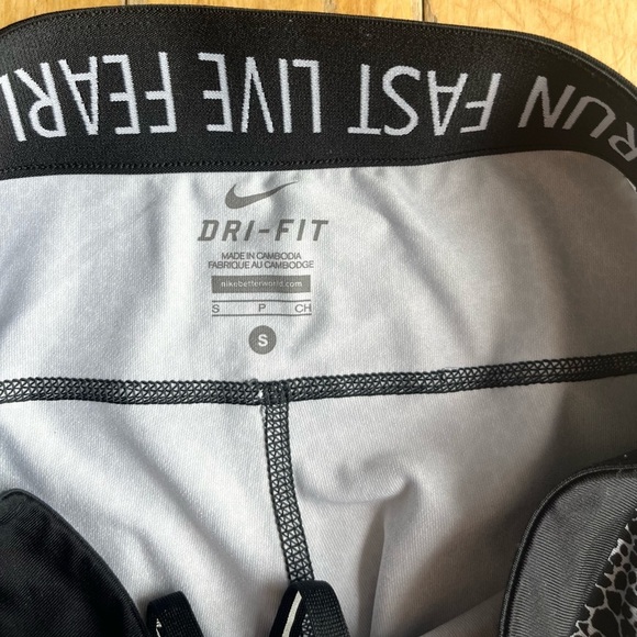 Nike Dri-Fit Black White Capri Leggings Size Small - Picture 4 of 6